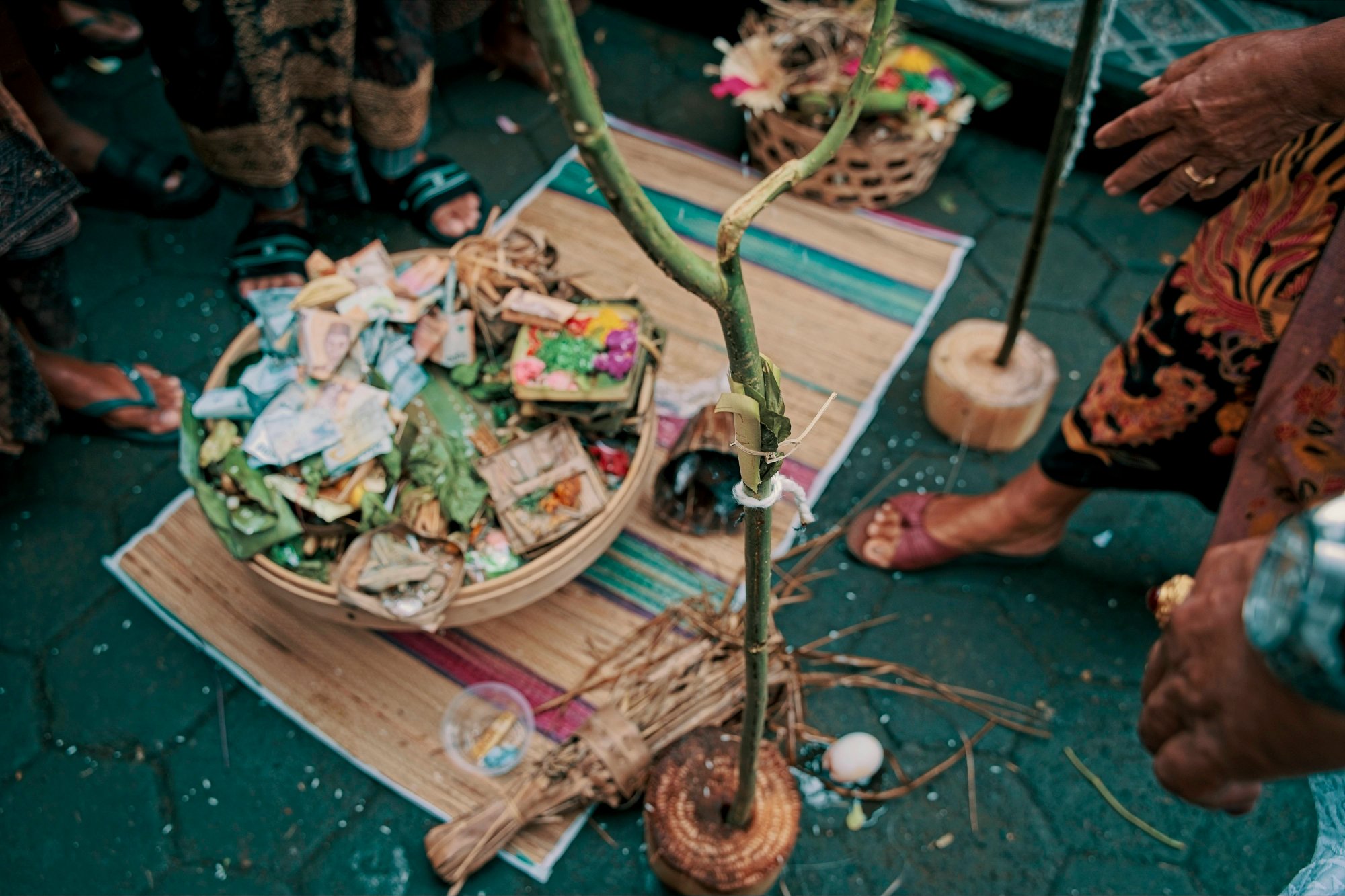 Vodou ceremony with offerings and ritual fire – where the loa speak through dreams