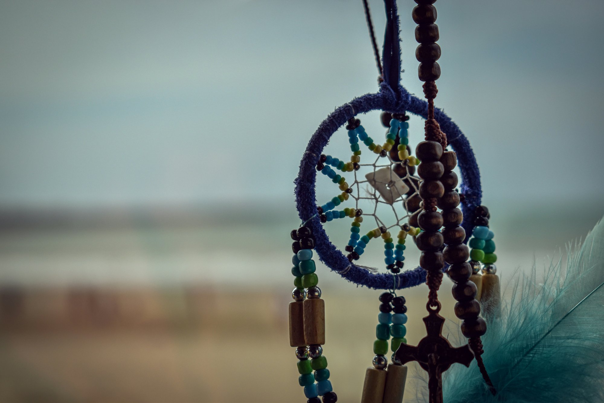 Dreamcatcher with beads and feathers – the Ojibwe tradition of filtering dreams