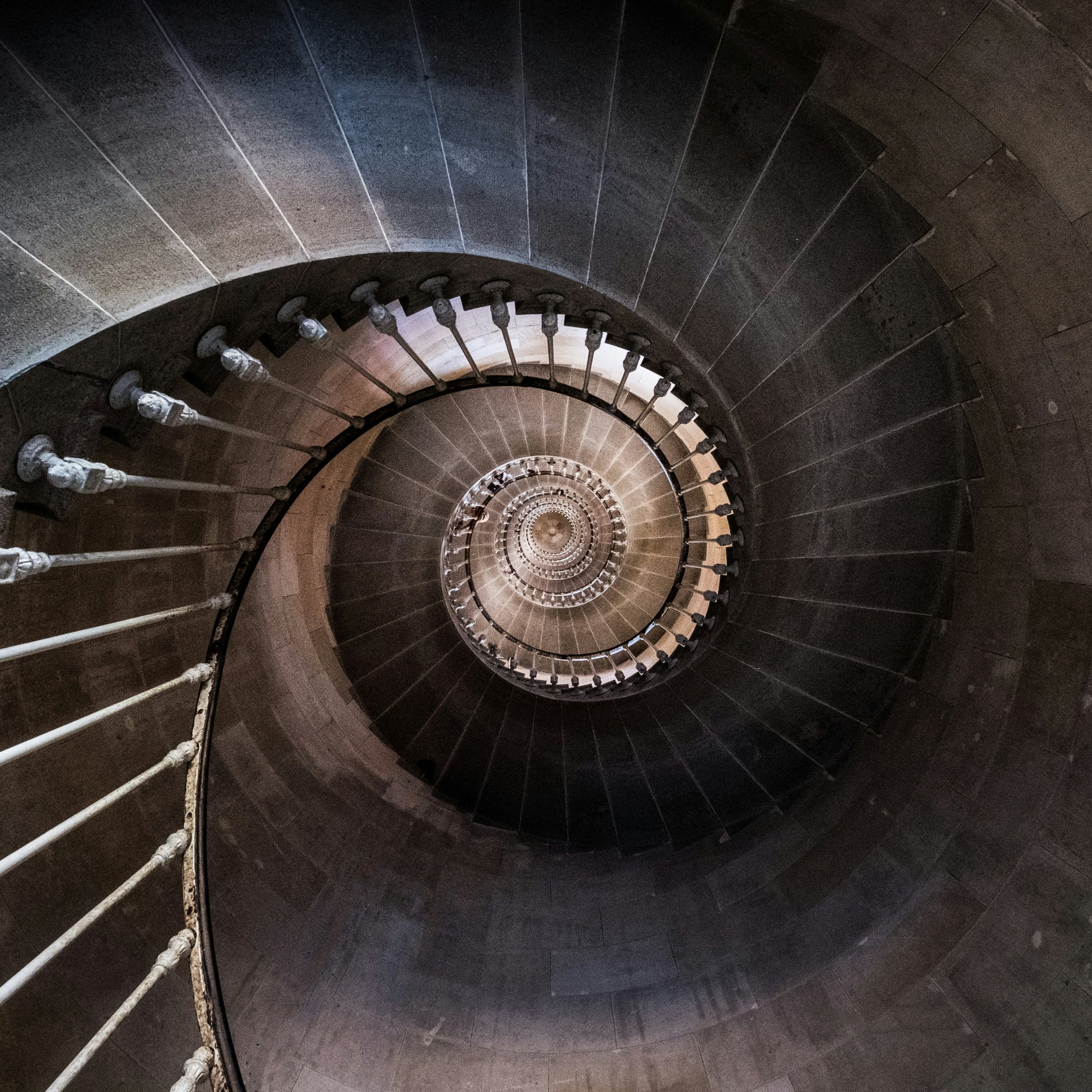 Spiral staircase descending into infinite depth – the recurring loop of dreams