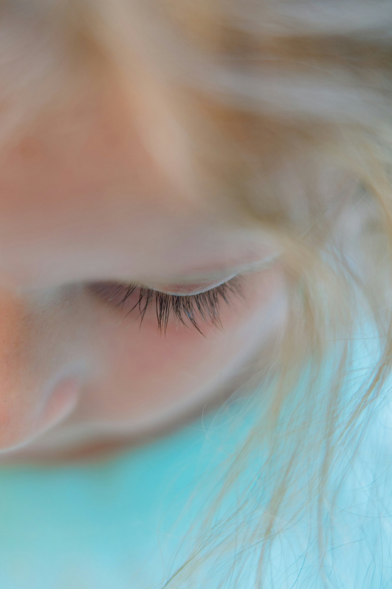 Abstract visualization of rapid eye movement – the physical marker of dreaming